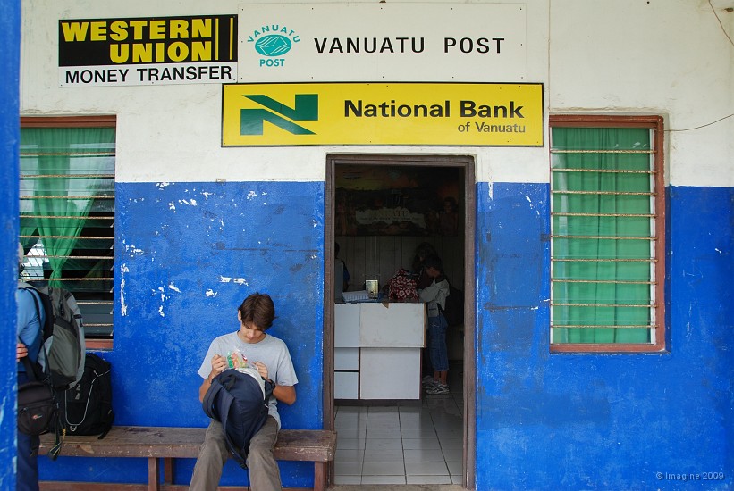 44- L'unique banque et bureau de poste de Lenakel.JPG